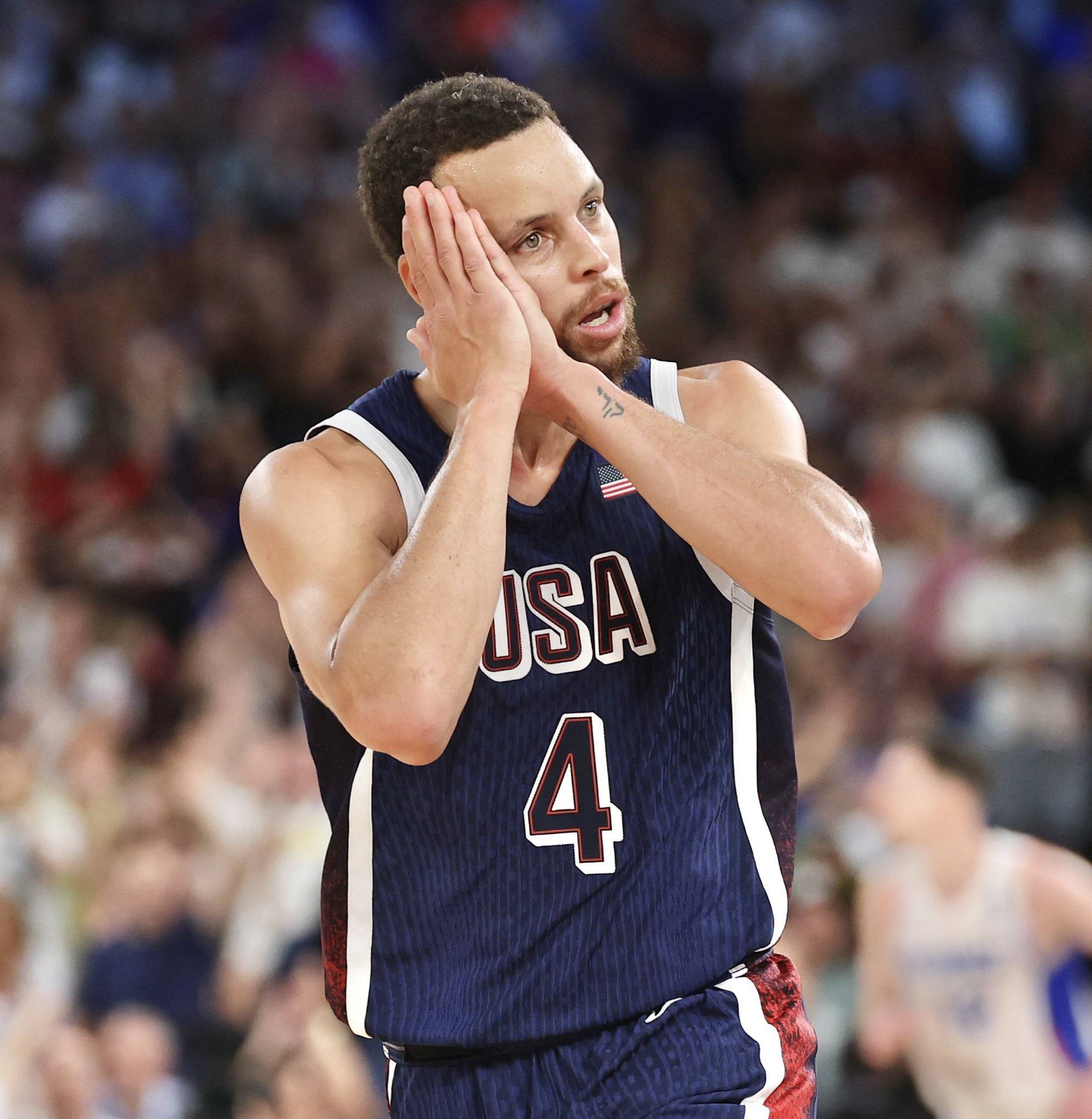 泰山队史时刻！总经理周培建亲自为刘彬彬颁发300场纪念球衣